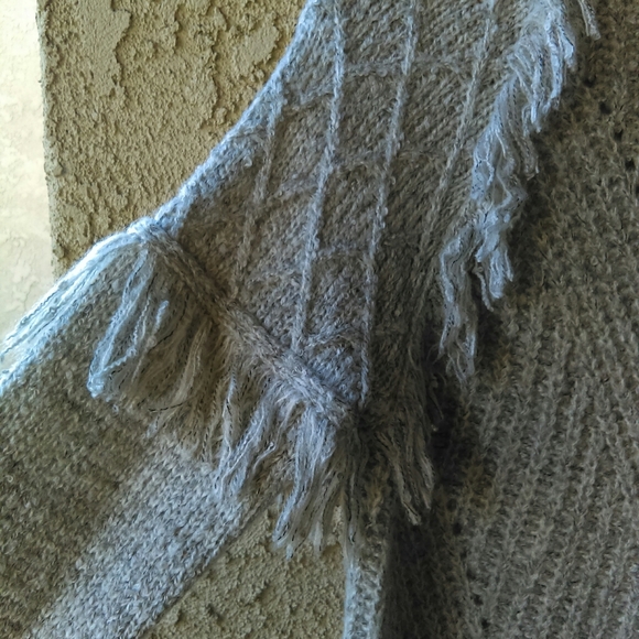 John + Jenn Fringe Knit Grey Sweater Size Small - Picture 5 of 10